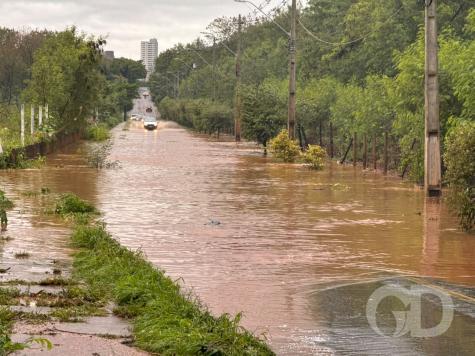 Temporal causa alagamentos e cortes de energia em Cuiabá e VG, MT