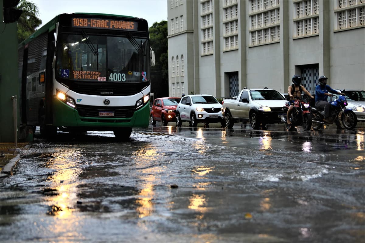 Temporal inunda casas e Cuiabá segue sob alerta de tempestade
