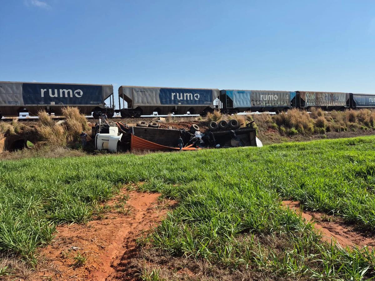 Trem atinge caminhão após motorista desrespeitar trilhos em MT