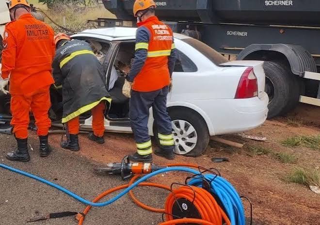 Três mortos em batida entre carro e carreta na MT-242 em MT