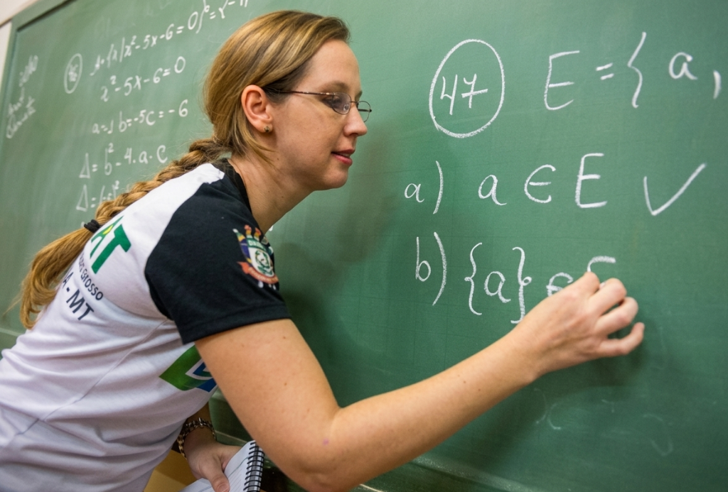 Unemat abre 212 vagas para professores temporários em Mato Grosso com salários de até R$ 8,3 mil